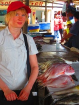  "Sunnuntaina lounastimme kalamarkkinoilla. Ruokailemaan saapuva voi valita tiskiltä haluamansa kalan tai muun merenelävän, joka sitten valmistetaan asiakkaan haluamalla tavalla."
