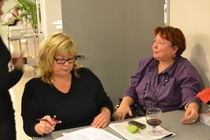 Susanna ja Riitta tarkistavat jäsenyydet