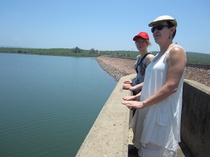  "Ara-sul -patoon tutustumassa Namaachassa. Kuvassa Helena Hangaslahti (Tehyn Helsingin kaupungin ammattiosasto) ja Lennu Yläneva (Tehyn TYKS:n ammattiosasto)."