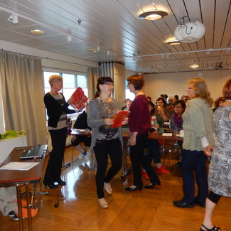 Tietokilpailun voittajat saivat myös pienet lahjat.