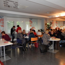 Ensin vähän ruokaa, että jaksaa kuunnella asiaa