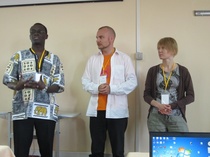  "Ammattiliittojen seminaarissa kerroimme kokemuksistamme, miten olemme alun perin päätyneet liittymään omaan ammattiliittoomme. Vasemmalta oikealle SASK:n aluekoordinaattori Simião Simbine, Roby Mountrakis JHL:stä, Helena Hangaslahti Tehyn ao 165:stä."