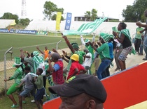  "Paikallisten joukkueiden jalkapallo-ottelun seuraaminen oli varsinainen elämys, osittain myös kannattajien suurieleisten kannatuslaulujen ja -tanssien johdosta. Kuvassa joukkue Ferroviarion kannattajajoukko tuulettaa maalintekohetkellä."
