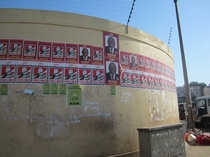  "Mosambikin suurimman puolueen, Frelimon vaalimainoksia. Lähestyvät kunnallisvaalit olivat tuoneet katukuvaan myös äänekkäät vaaliautot."