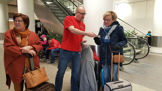 Lippujen jako terminaalissa Katajanokalla