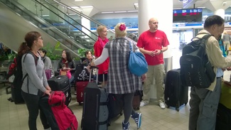 Jäsenristely on alkamassa ja lippuja jaetaan Viking Linen terminaalissa